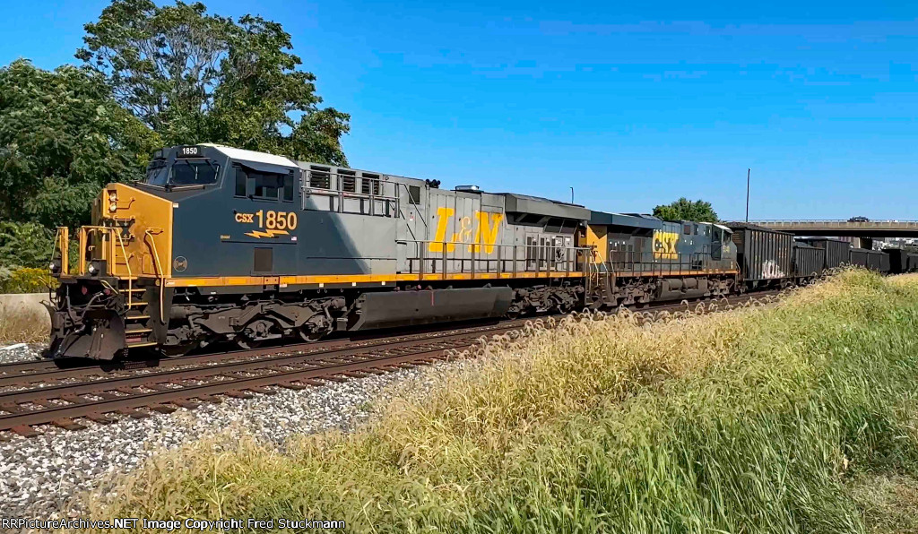 CSX 1850 leads B157.